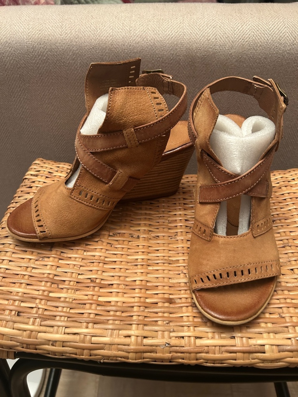 Miz Mooz Women's Tan Leather Wedge Sandals w/ Crisscross Straps Open Toe Size 37